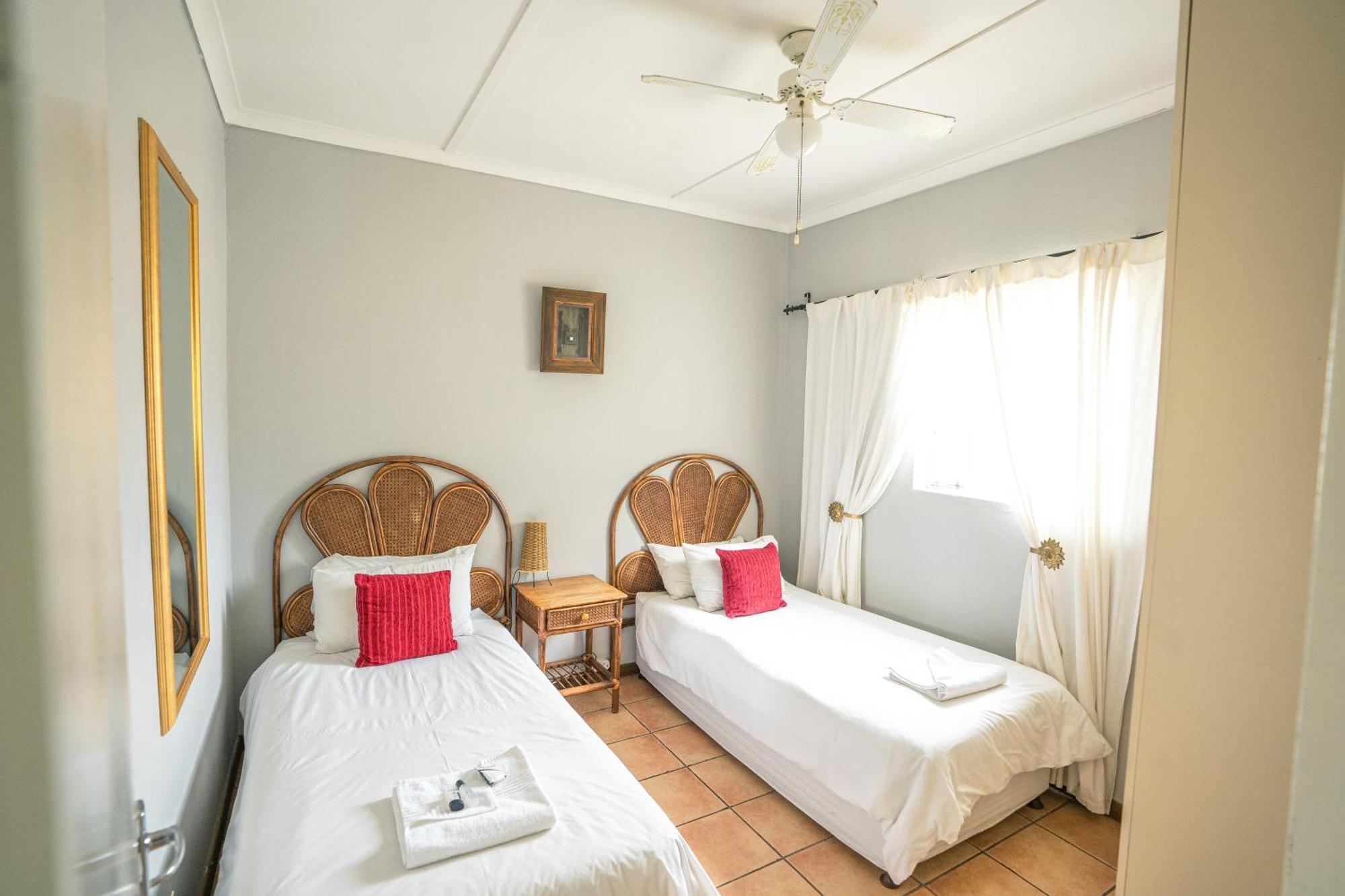 Вилла Olive Grove Guest Farm Бофорт-Уэст Экстерьер фото